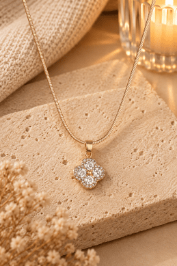 Halsband med nätt hänge